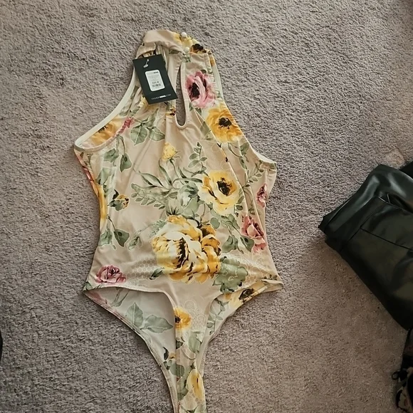 FASHION NOVA  Drown me in flowers plunge body suit - Picture 3 of 4